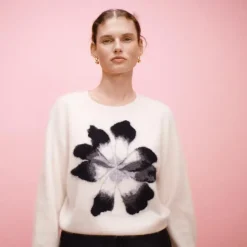 Brushed cashmere crewneck sweater with intarsia floral