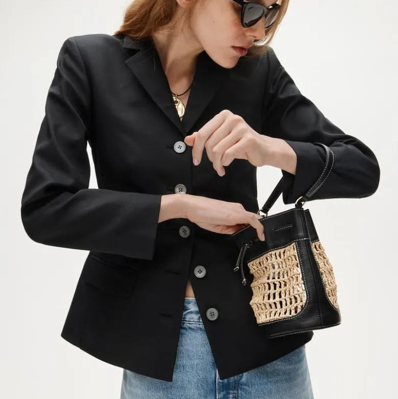 Drawstring bag in straw and leather