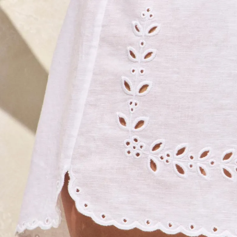 Eyelet short in linen-cotton blend