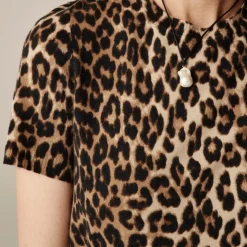 Featherweight cashmere shrunken T-shirt in leopard
