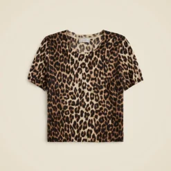 Featherweight cashmere shrunken T-shirt in leopard