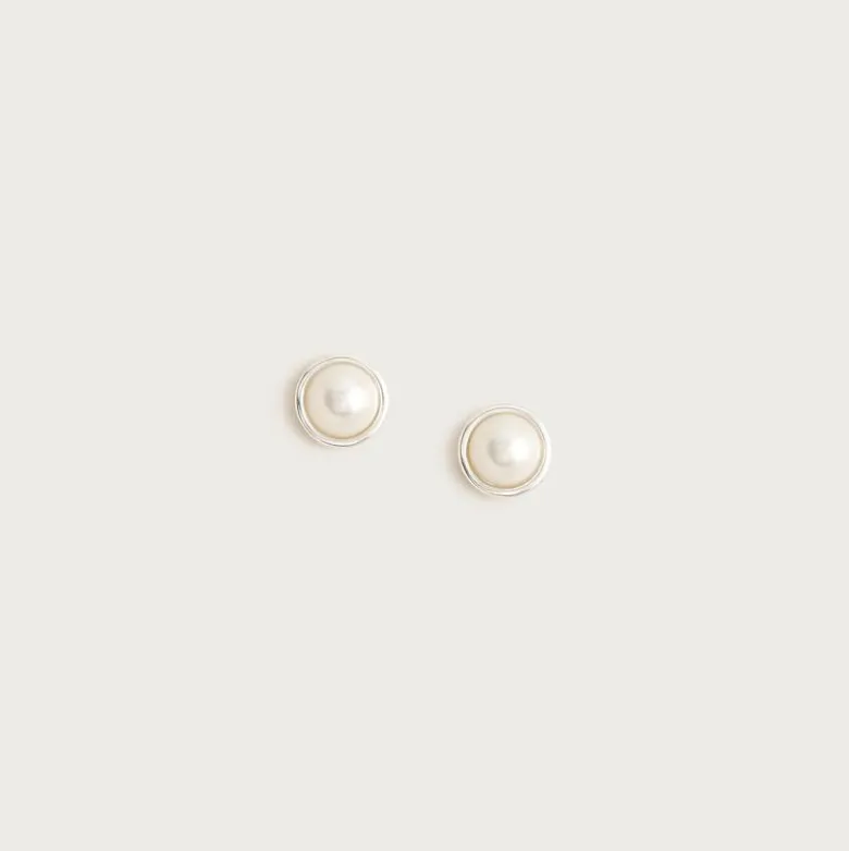 Grommet pearl stud earrings
