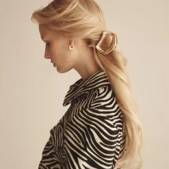Metallic claw hair clip