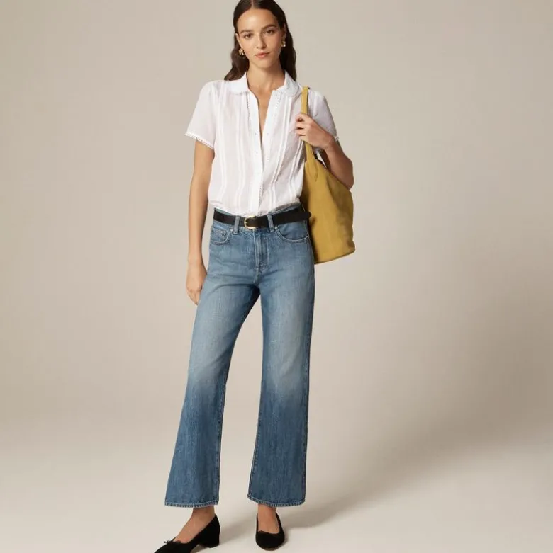 Mid-rise relaxed kickout jean
