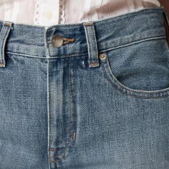 Mid-rise relaxed kickout jean