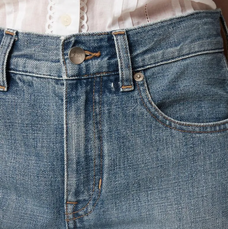 Mid-rise relaxed kickout jean
