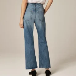 Mid-rise relaxed kickout jean