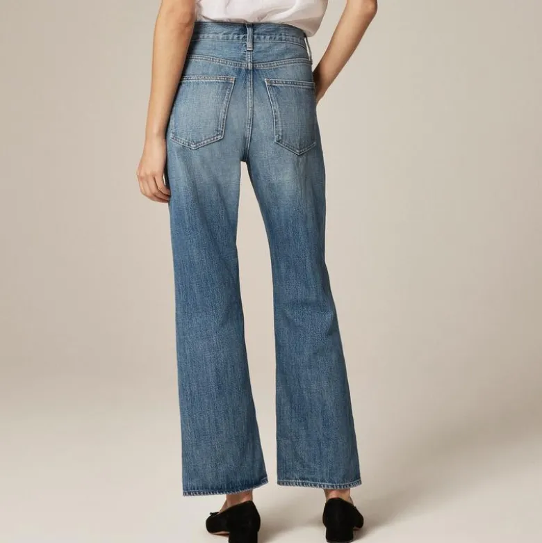 Mid-rise relaxed kickout jean