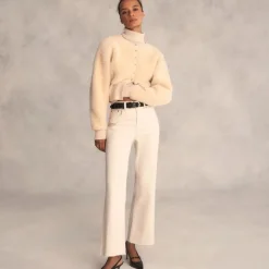 Mid-rise relaxed kickout jean