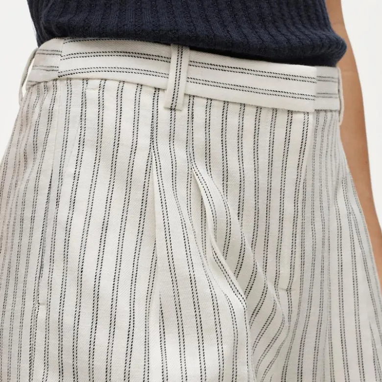 Pleated trouser short in striped stretch linen blend