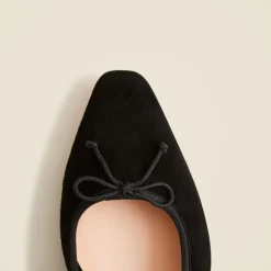 Pointed-toe pumps in suede