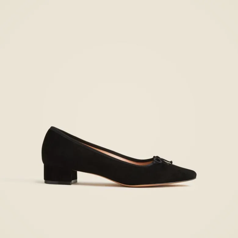 Pointed-toe pumps in suede