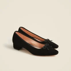 Pointed-toe pumps in suede