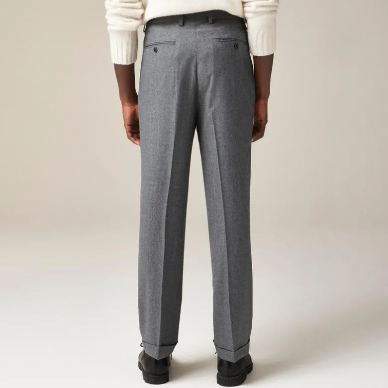 Relaxed-fit single-pleat trouser in Italian wool flannel