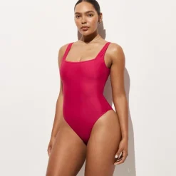 Squareneck one-piece in Classic Sculpt™