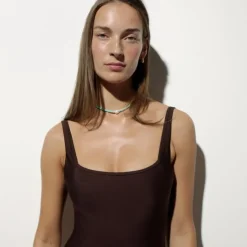 Squareneck one-piece in Classic Sculpt™