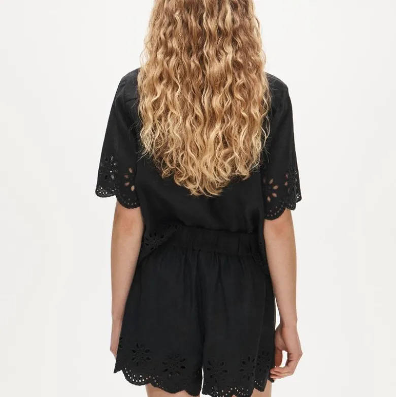 Tropez eyelet short in linen